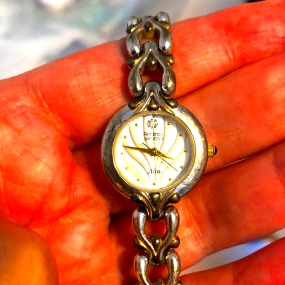 🛍✨️ Women's Armiton Now Diamond Watch✨️ - Picture 2 of 12